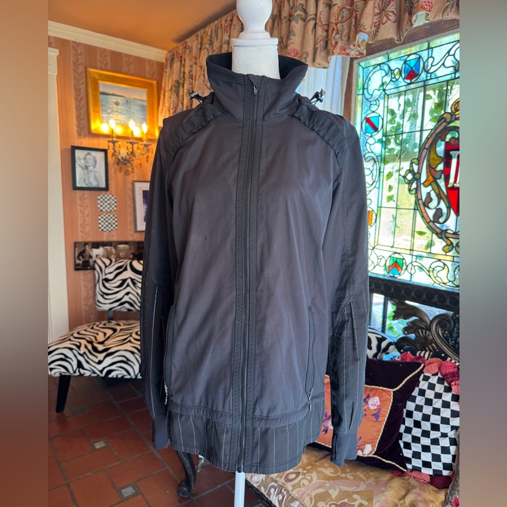 Lululemon Run Bandit Jacket: Hooded Jacket with Pinstripe Detail